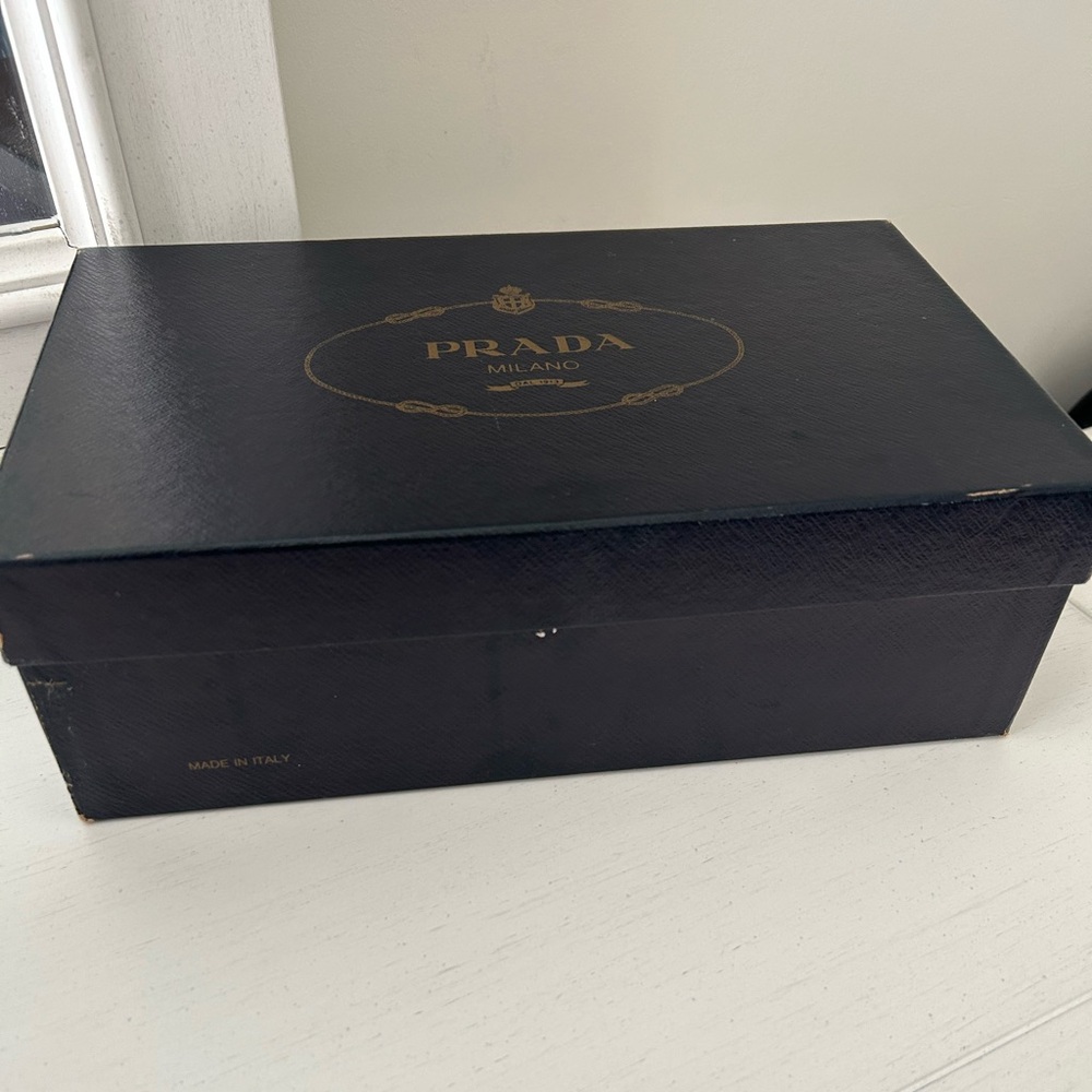 Prada Black Shoe Box with Gold Logo - Picture 4 of 7